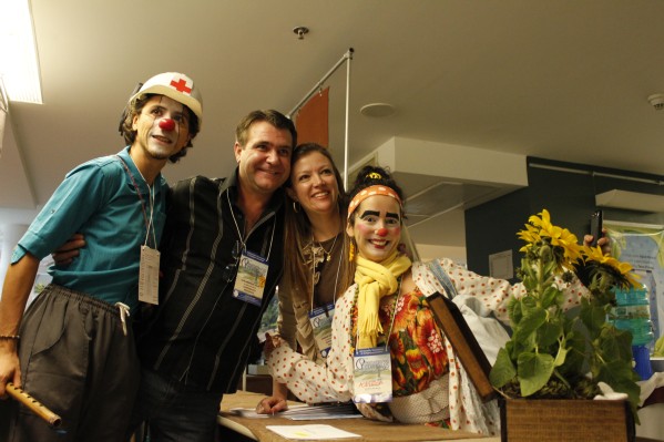 Palhaços Santiago-Equador e Gisele-Curitiba com os presidentes do evento José Henrique e Sandra Volpi.JPG